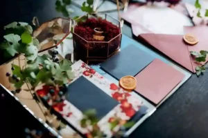 Elegante stationery di matrimonio con dettagli raffinati, ripresa in un wedding video che celebra la personalizzazione e l’eleganza del grande giorno.