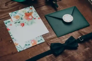 Partecipazione di matrimonio e papillon, ripresi in un wedding video che celebra l’eleganza e l’attenzione ai dettagli del matrimonio.