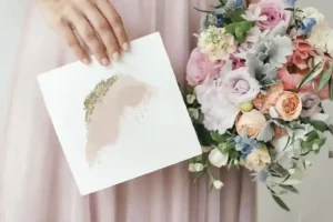 Bouquet nuziale abbinato a un invito di matrimonio personalizzato, ripresi in un wedding video che esalta l’eleganza e i dettagli del grande giorno.